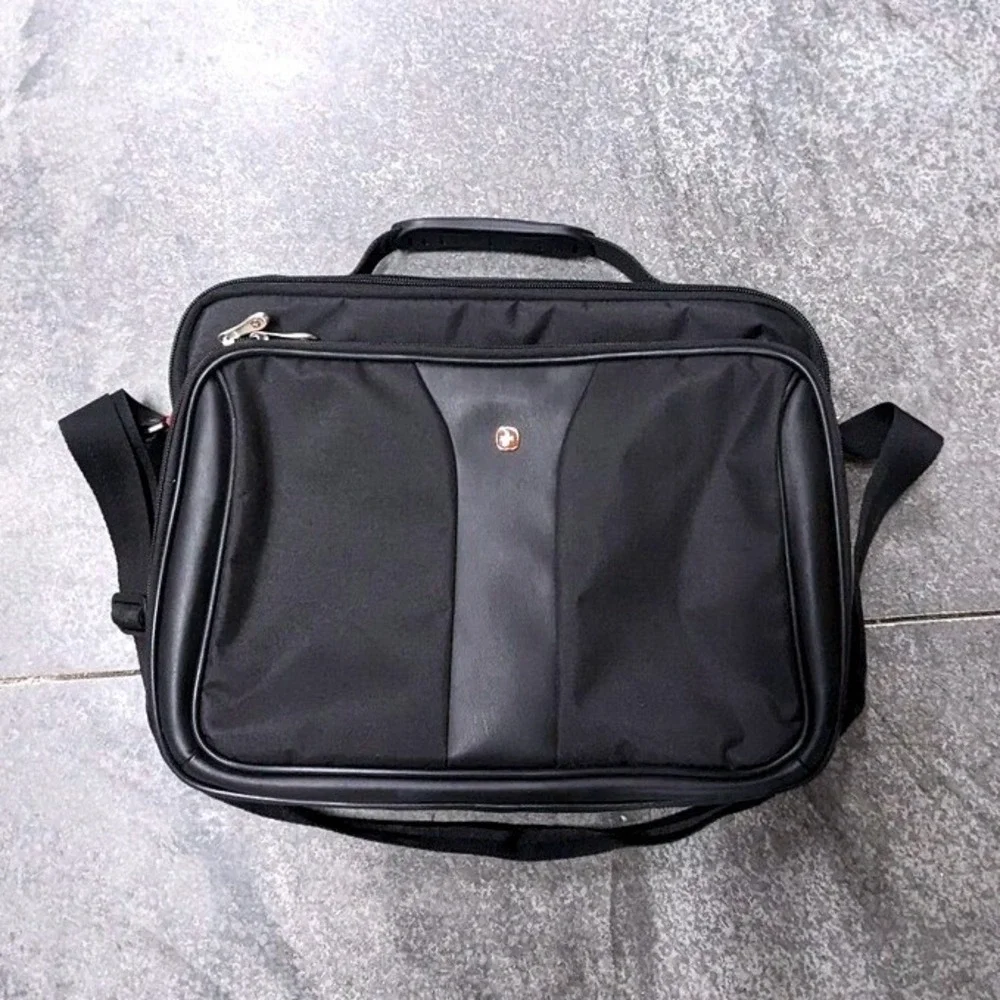 Minimalist Business Tech Wenger SwissGear Laptop Soft Messenger Bag 16